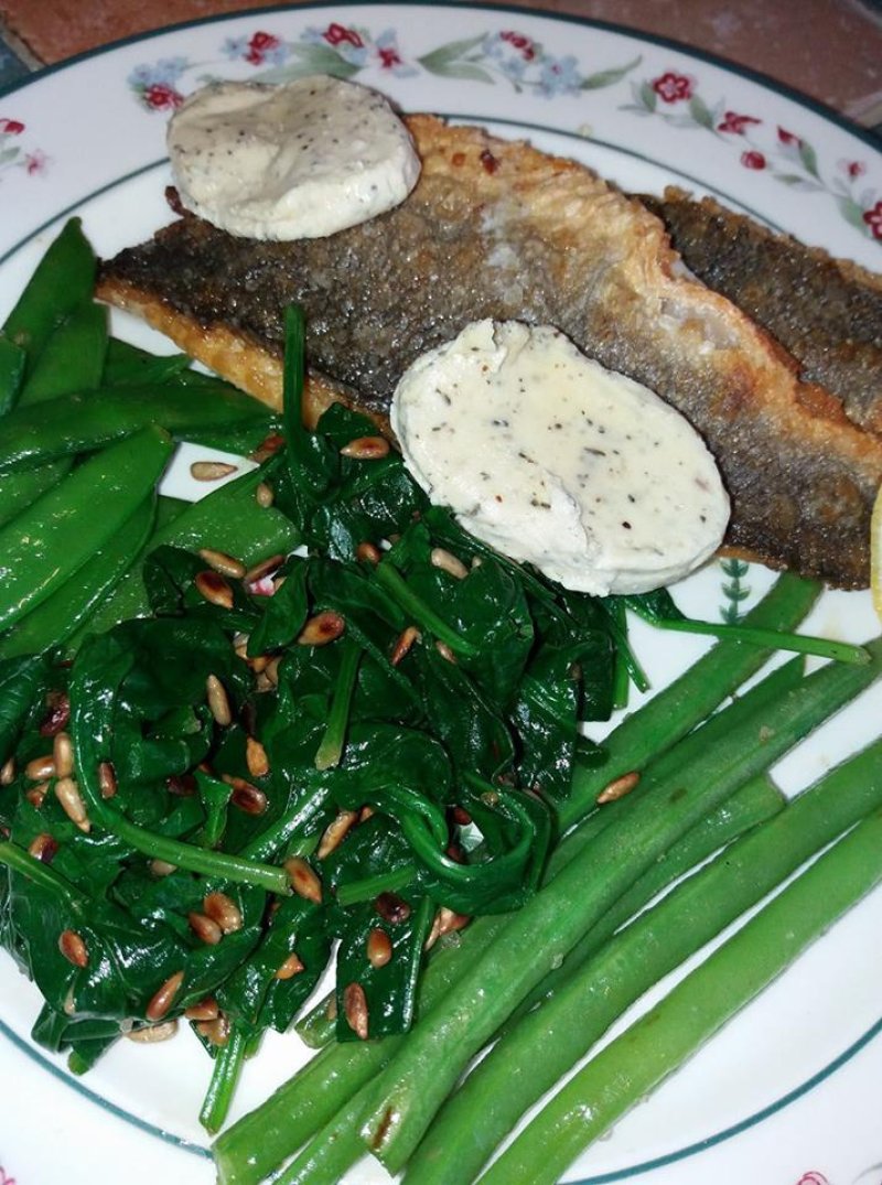 Sea Bass (biban de mare ) la tigaie, cu legume si sos de unt