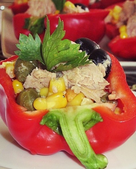 Ardei grasi umpluti cu salata de peste