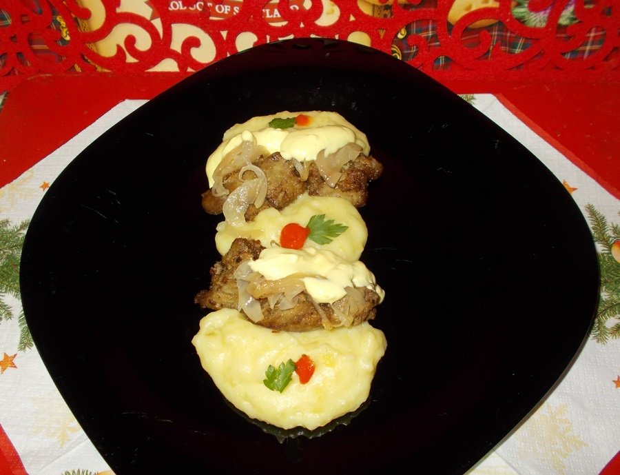 Ficatei de pui cu ceapa caramelizata si sos de smantana