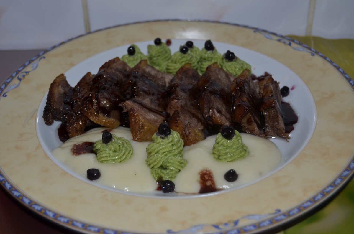 Piept de rata gotica cu sos de afine