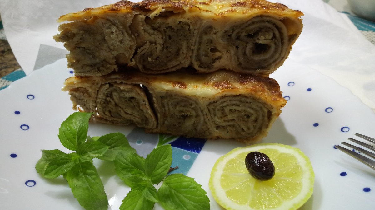 Placinta cu carne in foi de lipie la cuptor