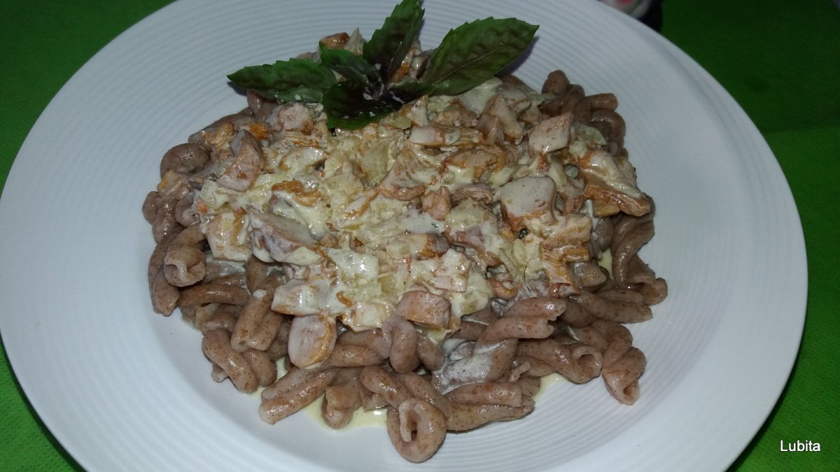 Paste cu sos de ciuperci galbiori