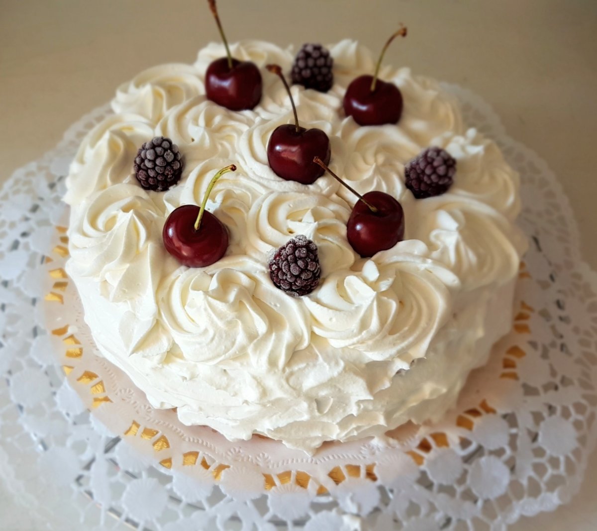 Tort cu crema de iaurt si fructe de padure