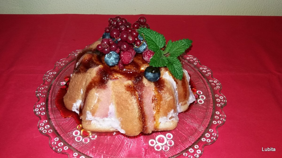 Sarlota cu fructe de padure