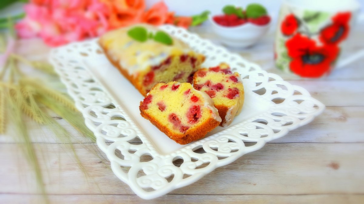 Chec cu zmeura si glazura de ciocolata alba