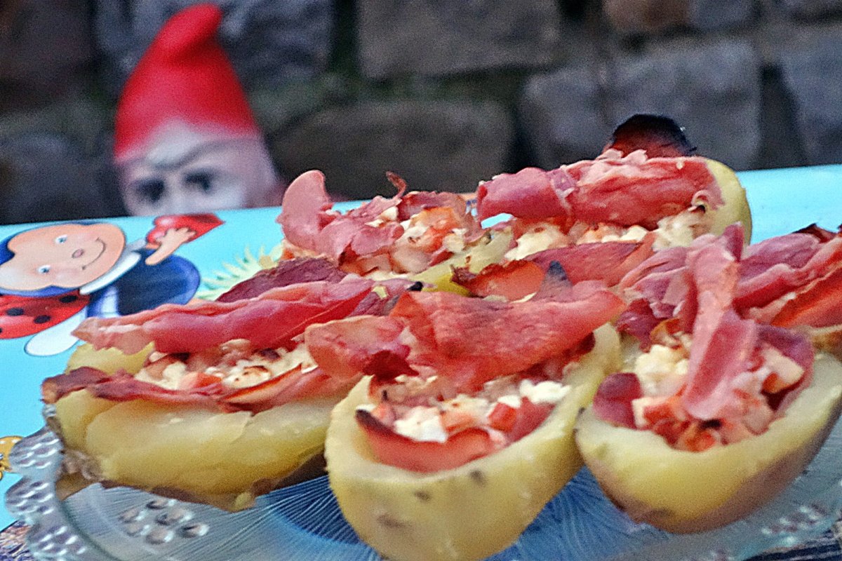 Cartofi umpluti cu branza si piept de pui afumat