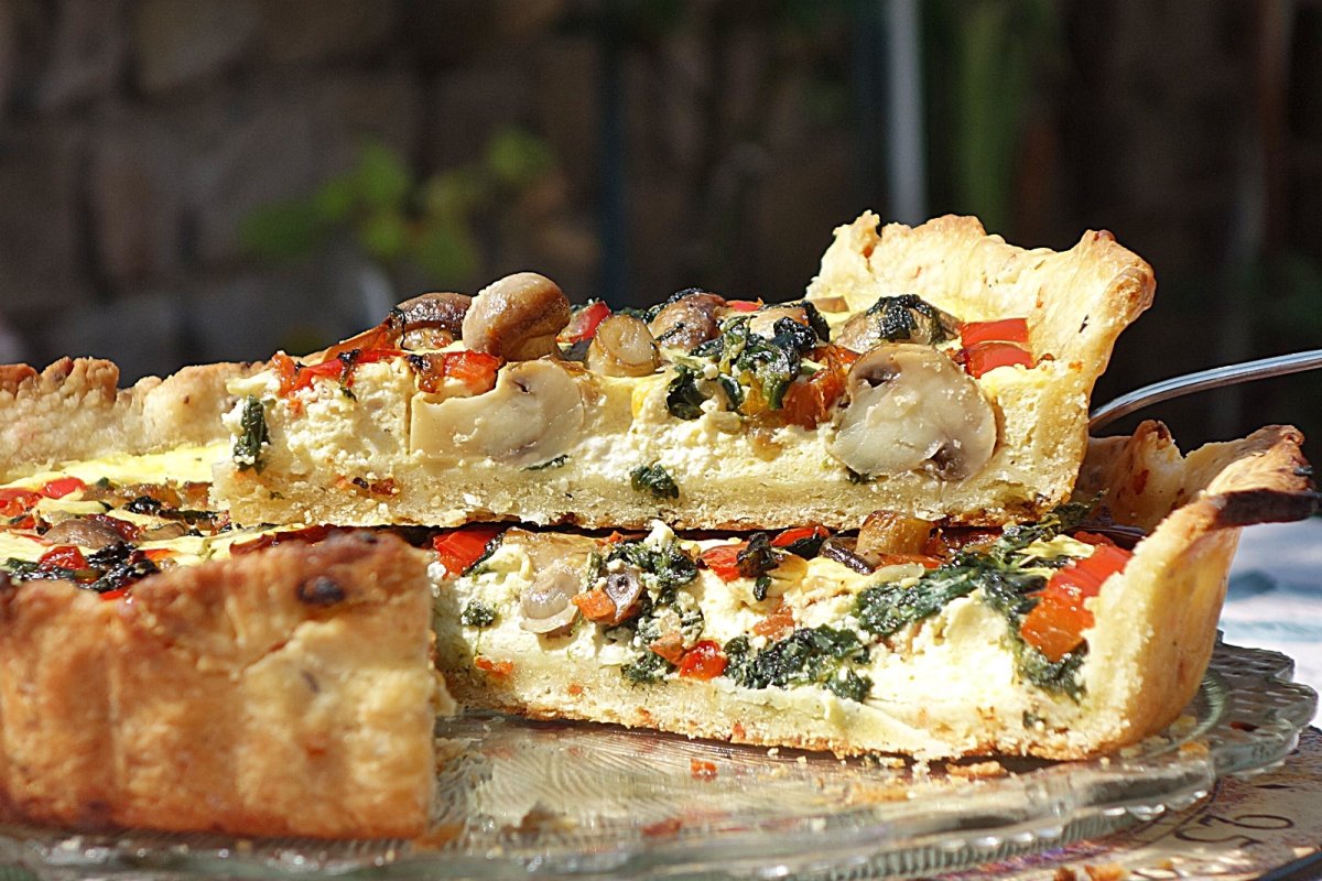 Tarta cu blat fraged si aromat cu ciuperci si baby spanac