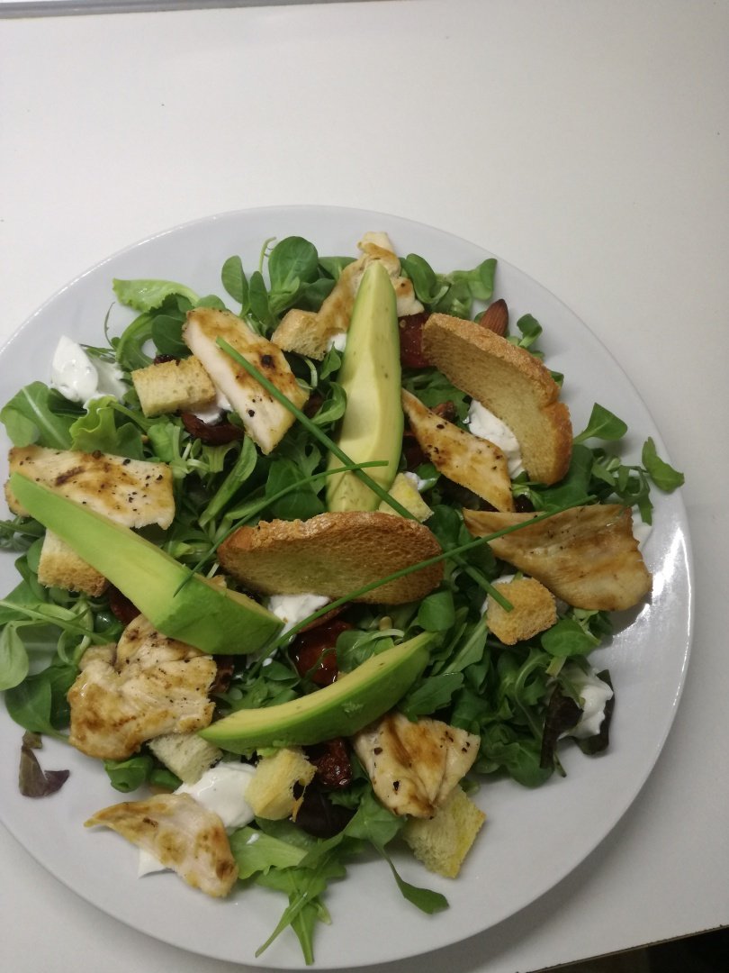 Salata cu avocado, rosii cherry confit  si piept de pui marinat, pe grill