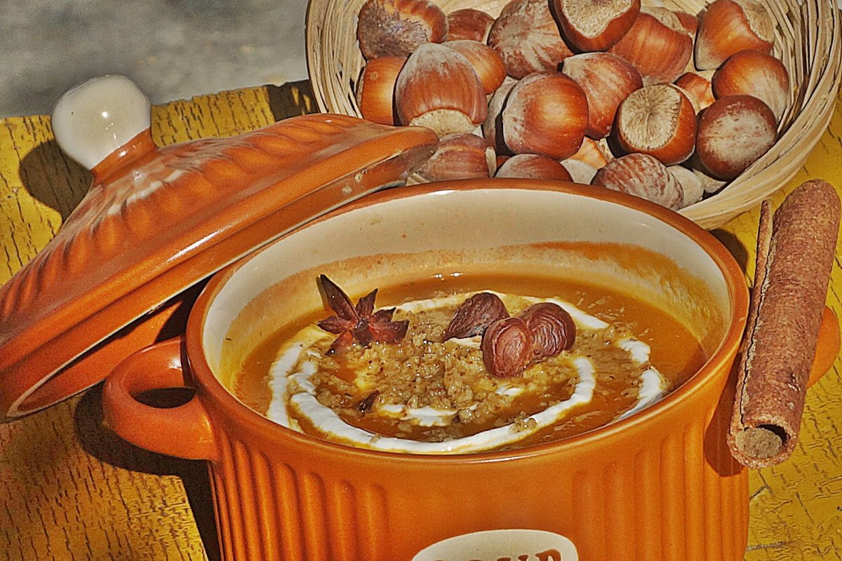 Supa crema orange mix cu alune de padure