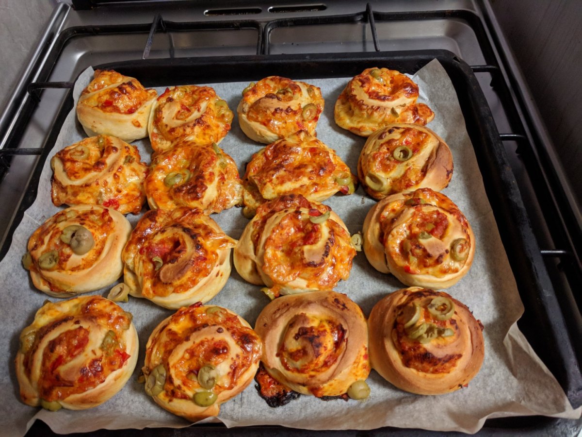 Rulouri de pita cu zacusca si branza galbena