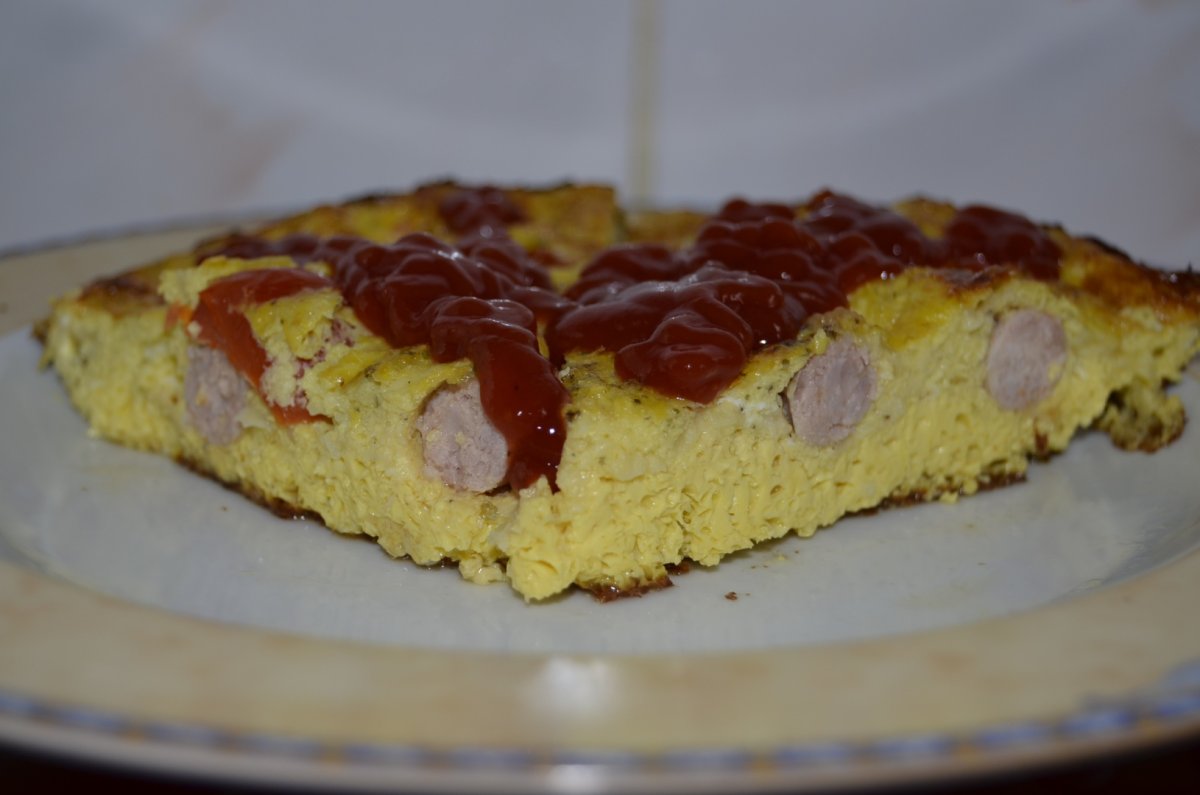 Omleta cu dovlecei si carnati de casa cruzi