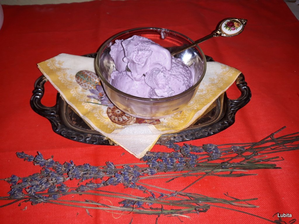 Inghetata de lavanda