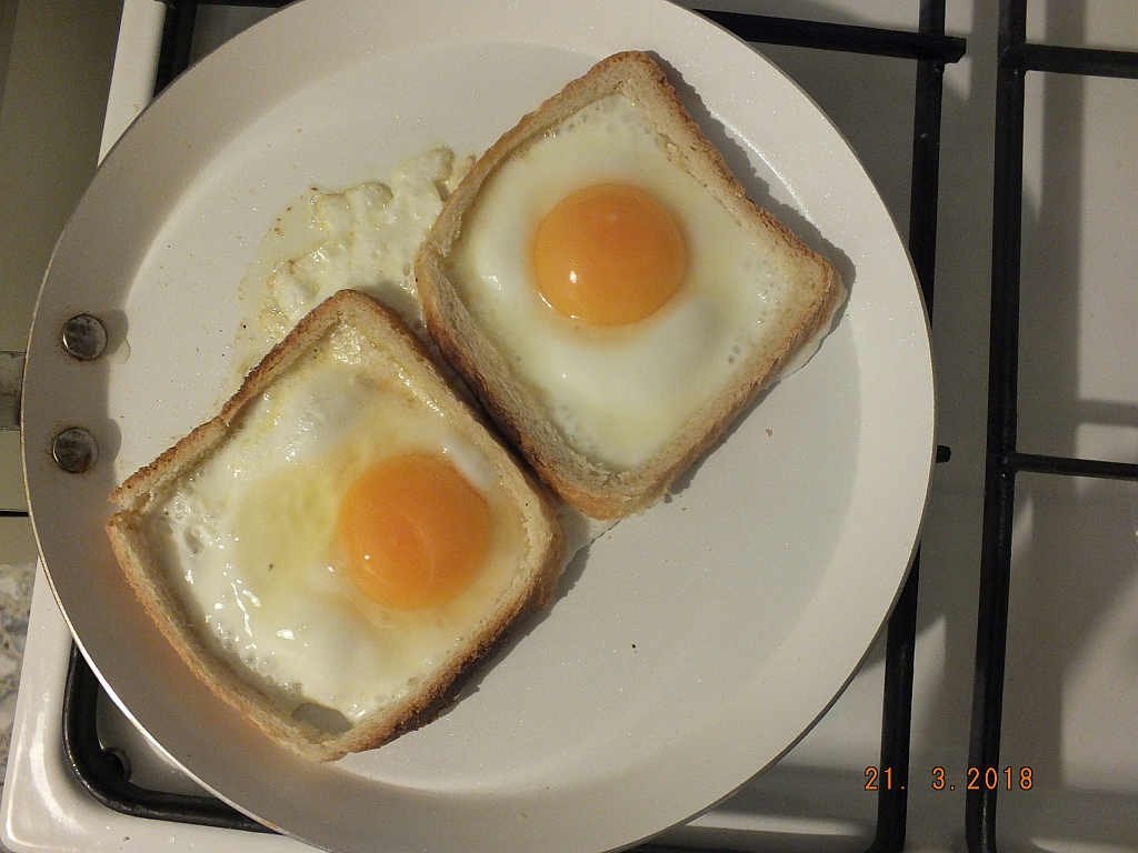 Oua ochiuri in paine toast