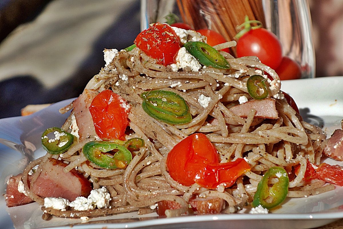 Spaghete picante cu afumatura si cas