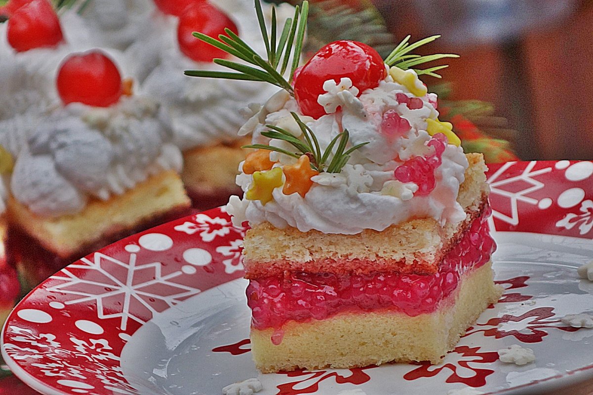 Prajitura cu umplutura de dulceata de cirese si perle de tapioca