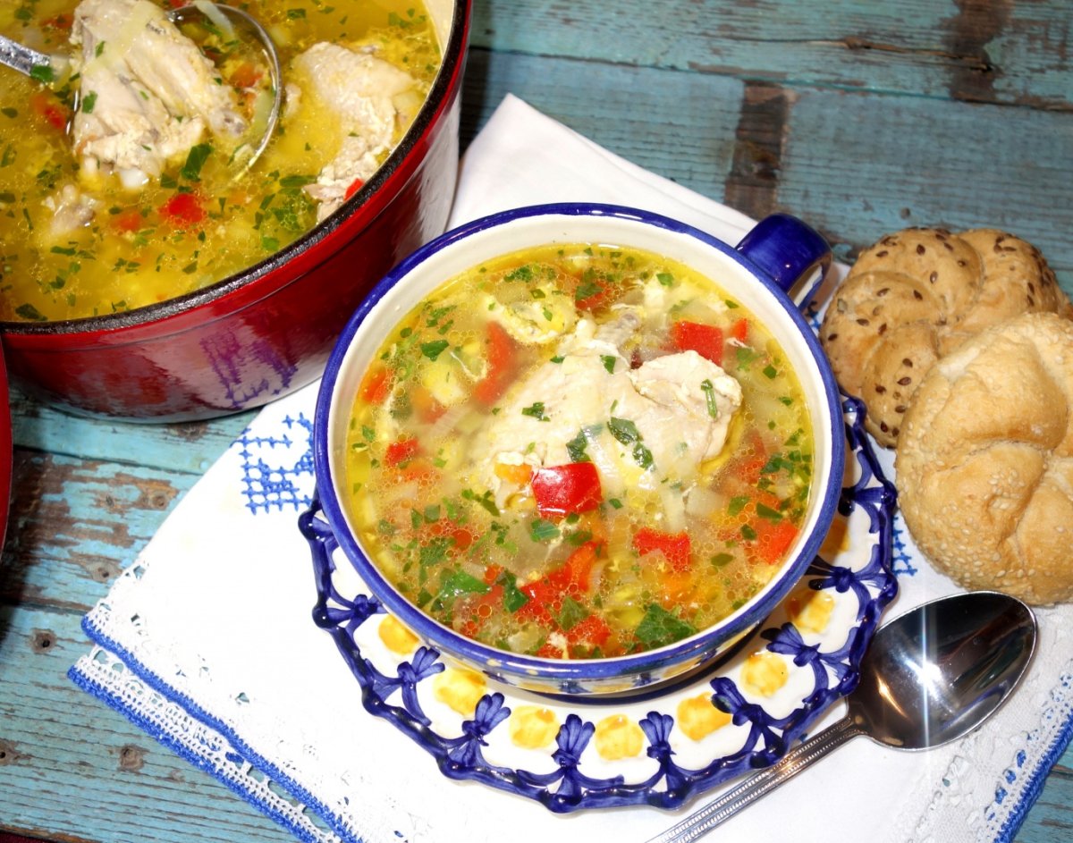 Supa de aripioare cu legume, dreasa cu ou