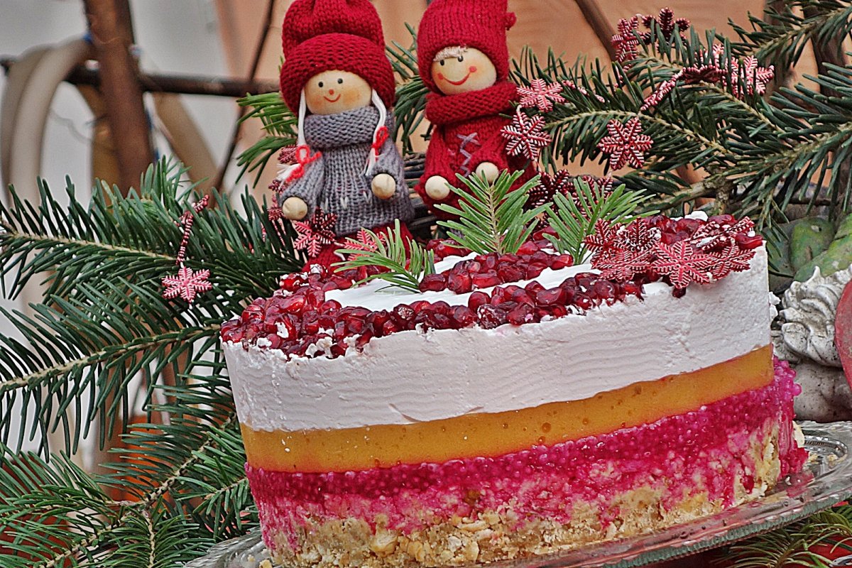 Cheesecake cu budinca de perle de tapioca fierte in suc de rodie, piure de kaki si frisca cu iaurt