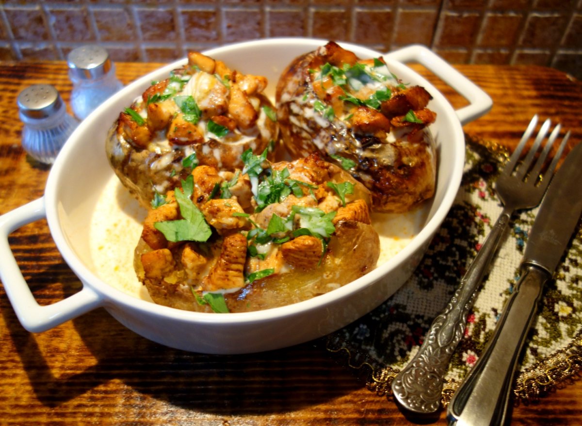 Cuiburi de cartofi umpluti cu piept de pui si branza brie