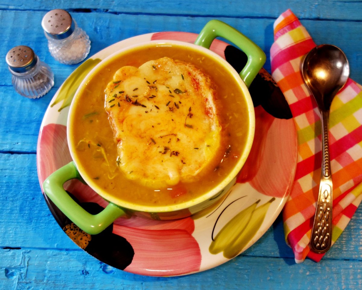 Supa de linte, praz si rosii uscate servita cu paine gratinata cu  branza brie