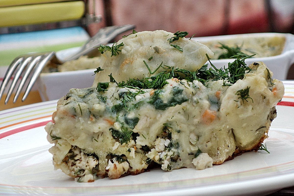 Coltunasi de casa umpluti cu carne si spanac, la cuptor, in sos alb