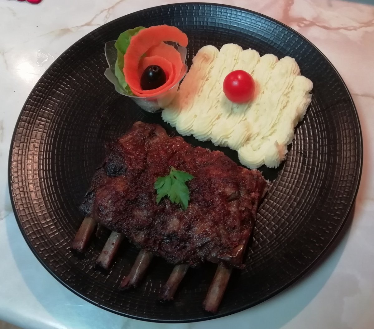 Costite de porc glazurate, marinate in tamarin