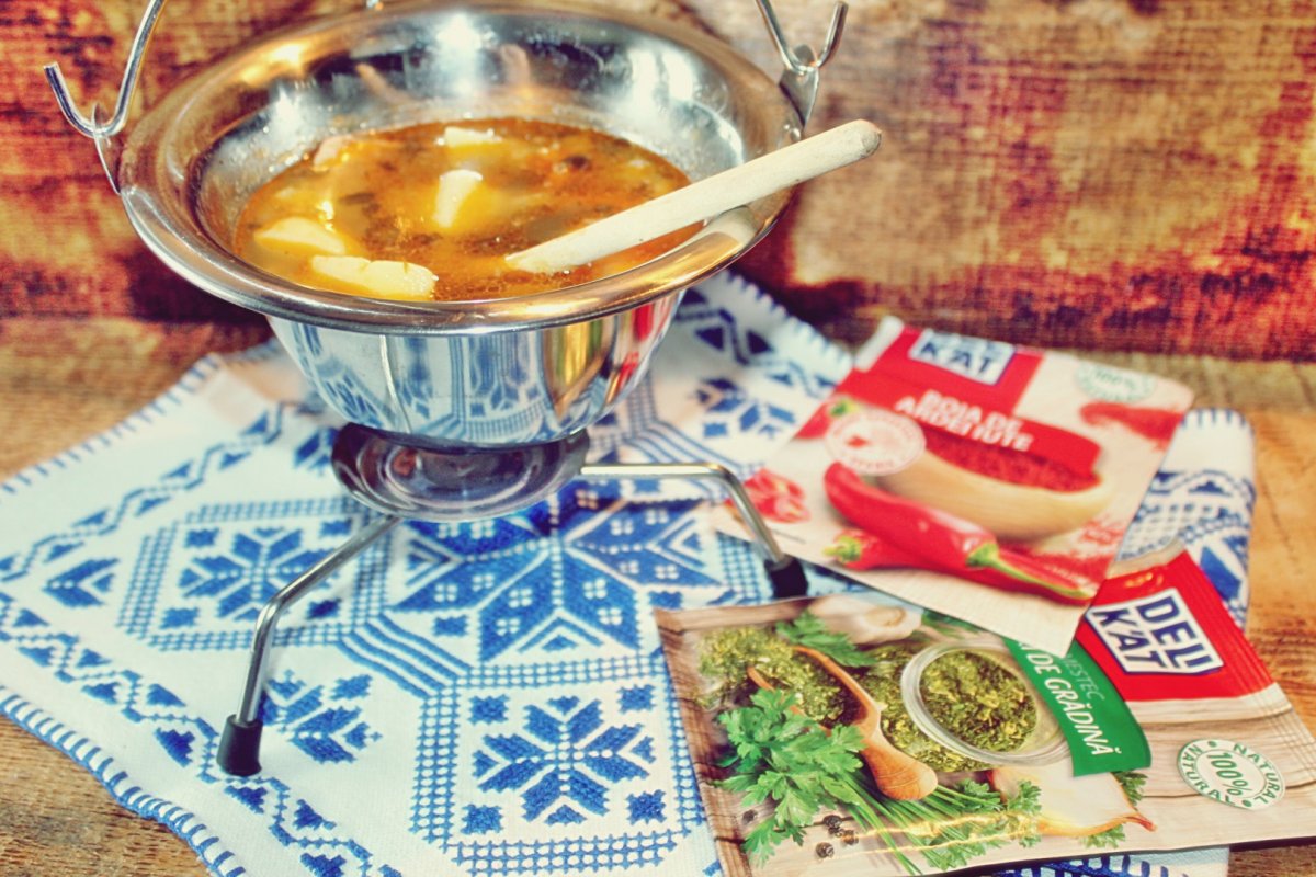 Mancare din carne de vita cu cartofi si ierburi de gradina la slow cooker Crock-Pot