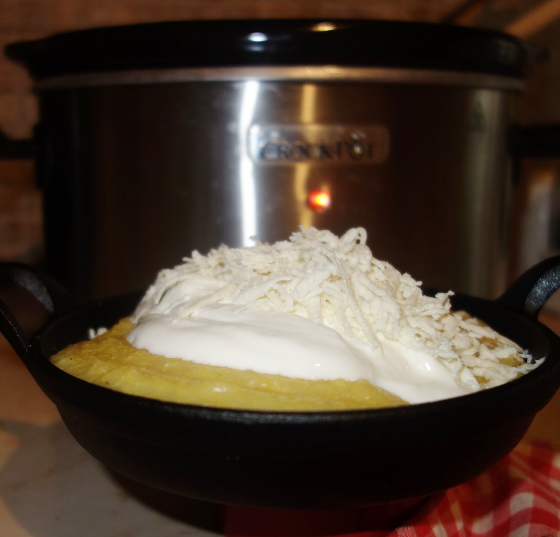 Mamaliguta cu branza si smantana la slow cooker Crock-Pot