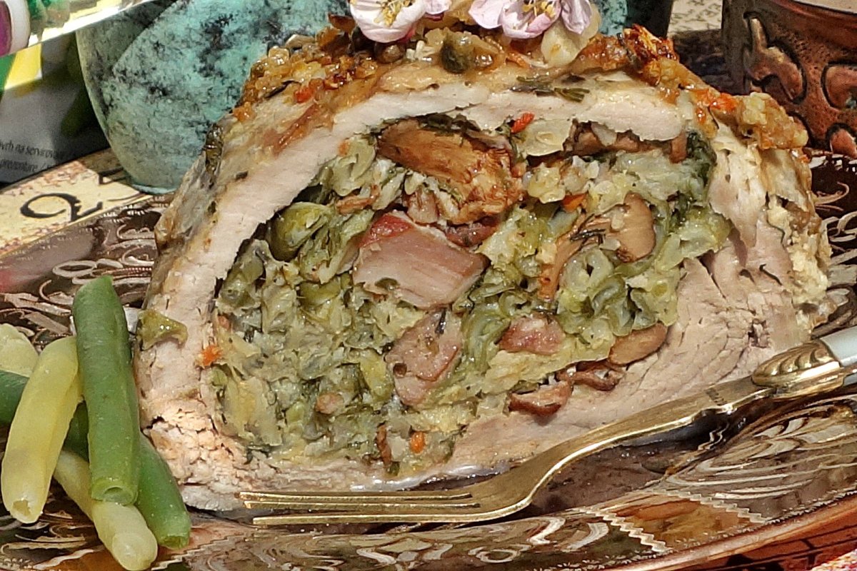 Muschiulet de porc umplut cu fasole pastai si galbiori in mantie de prapur de miel