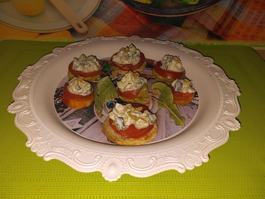 Sandwich-uri de legume (cartofi dulci, gulii si dovlecei) sos de iaurt cu castraveti si flori de tei