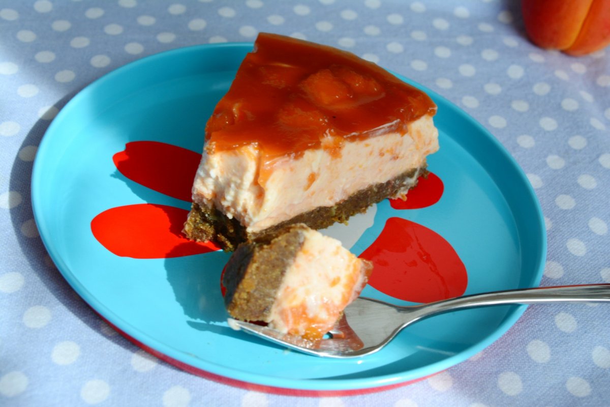 Cheesecake fara coacere cu caise. Reteta rapida si delicioasa