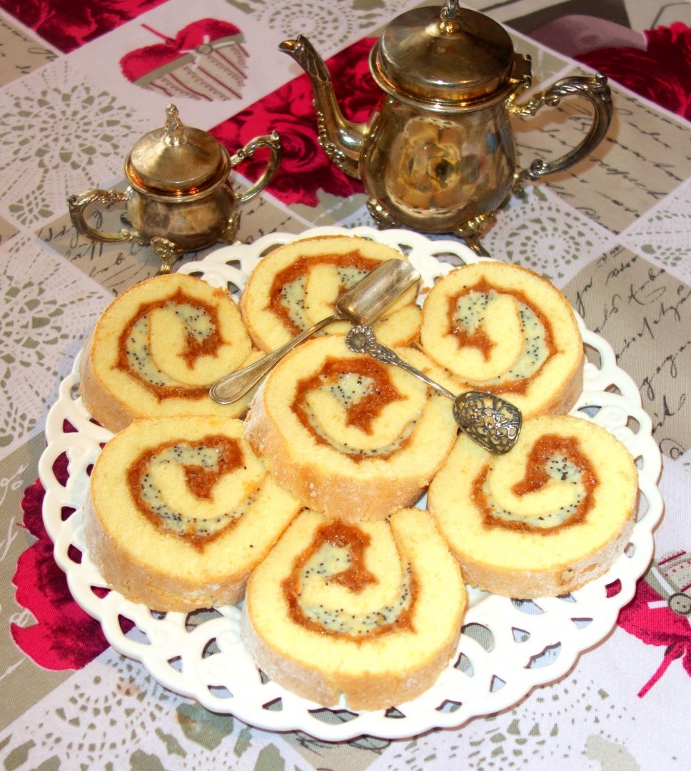 Rulada cu piure de piersici, crema de vanilie si mac