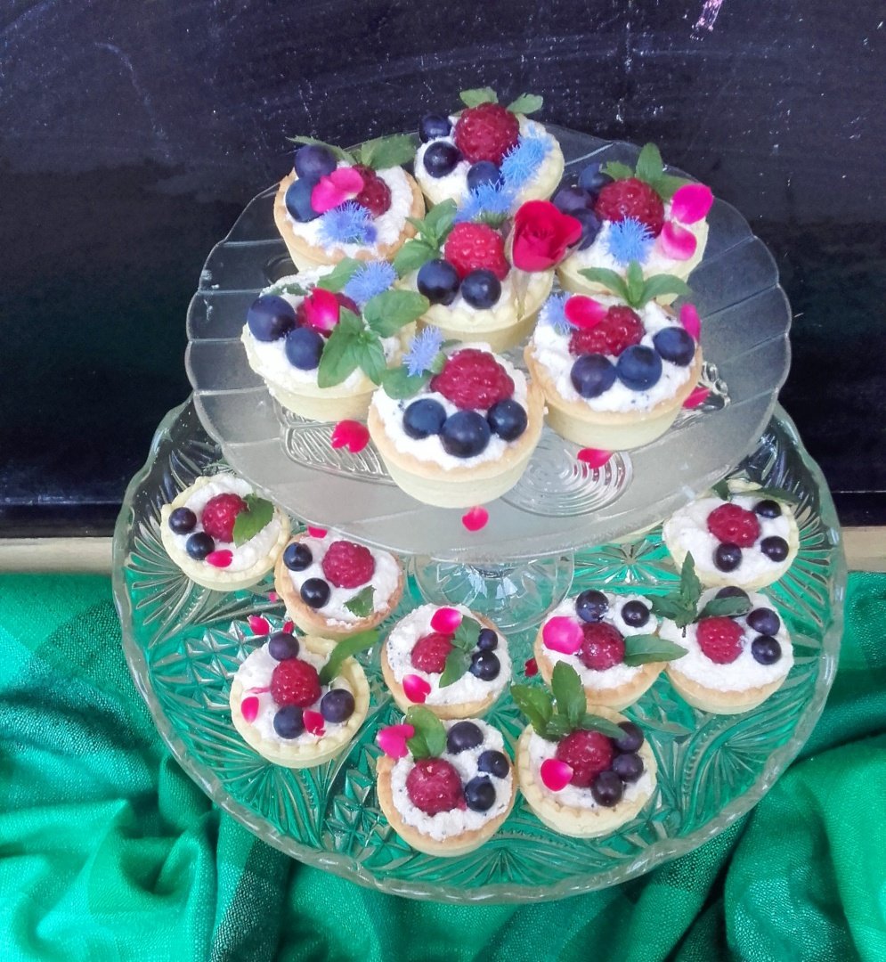 Minitarte  cu iaurt grecesc si fructe de padure