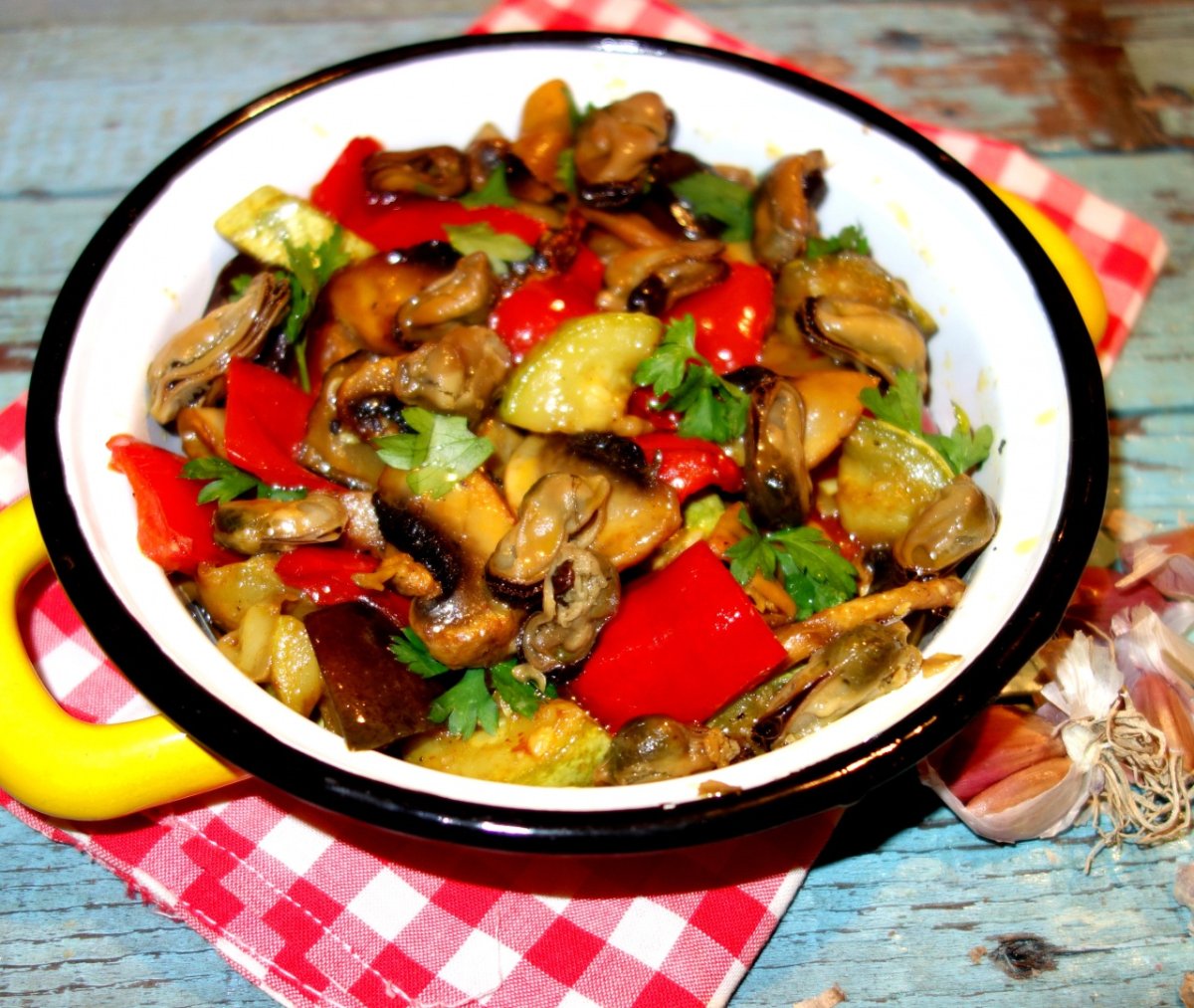 Ghiveci de legume si midii afumate