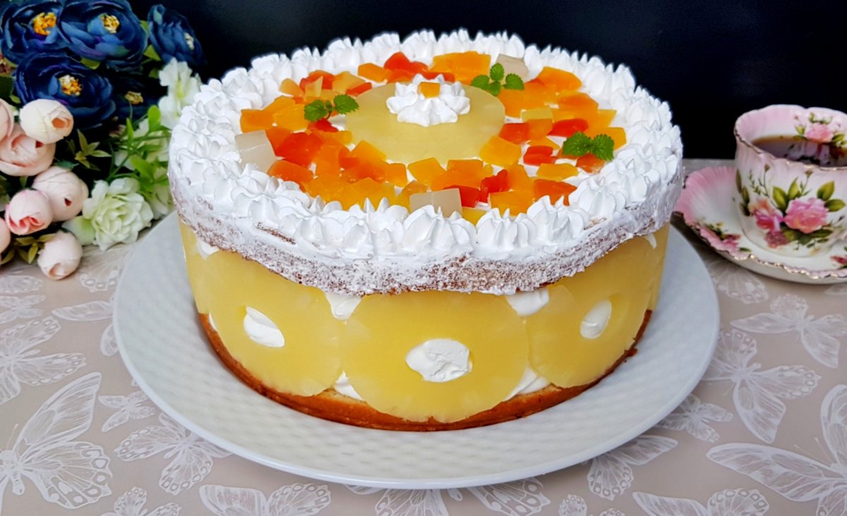 Tort cu iaurt si fructe tropicale. Un desert usor, racoros, perfect pentru orice masa de sarbatoare