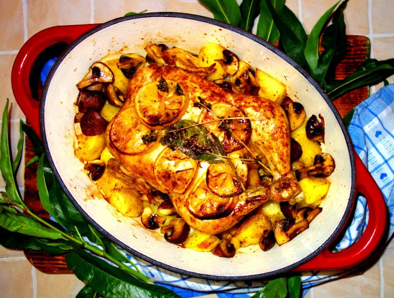 Have a bath today Outflow Pot roast, pui grecesc cu lamaie pe pat de legume gatit in cratita de fonta  | Retete culinare | Gustos.ro
