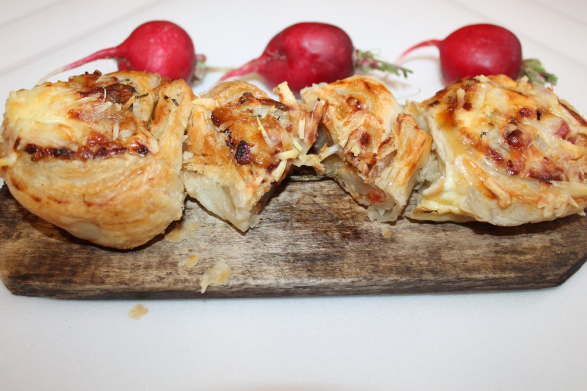 Rulouri cu sunca, cascaval si chives