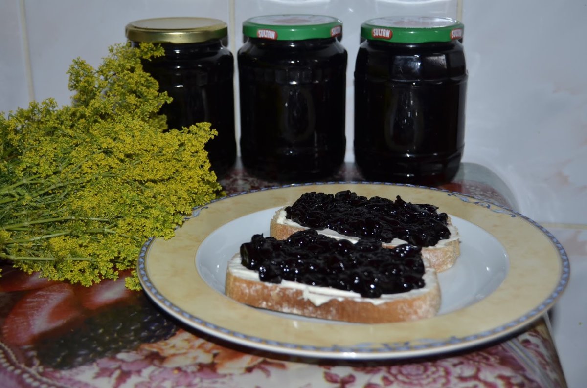 Dulceata de cirese amare cu menta