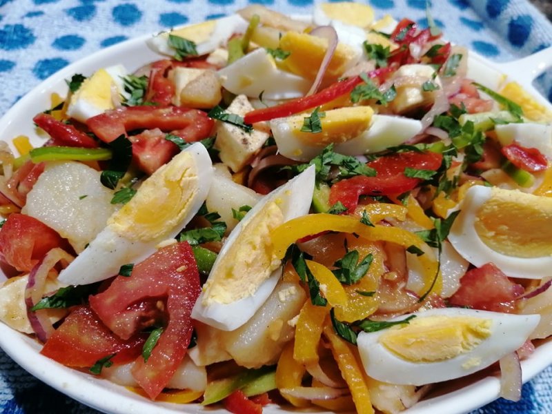 Salata de vara cu cartofi fierti, ardei grasi si ceapa rosie