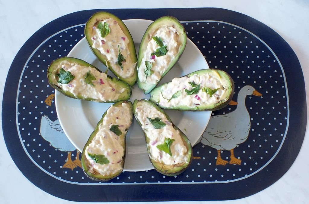 Avocado umplut cu ton