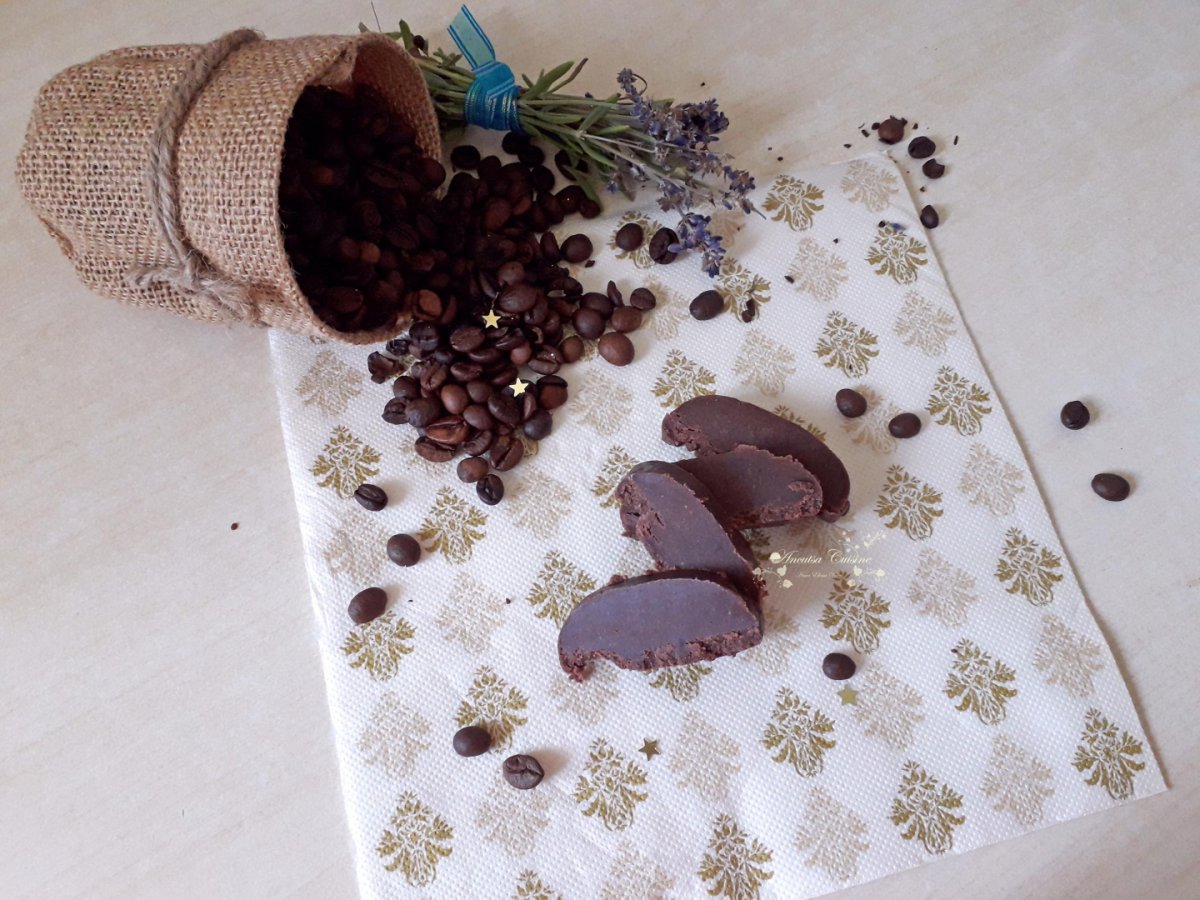 Ciocolata de casa cu indulcitor, cafea si migdale