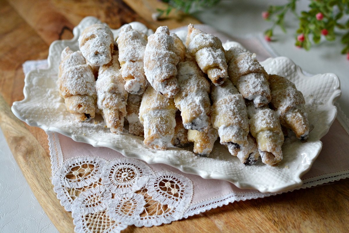 Cornulete fragede cu visine si nuci. Reteta delicioasa si savuroasa