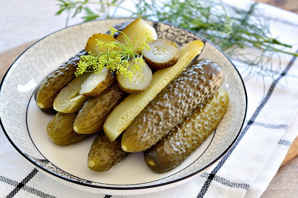 Castraveti murati la soare. Reteta de castraveti covasiti sau castraveti murati de vara