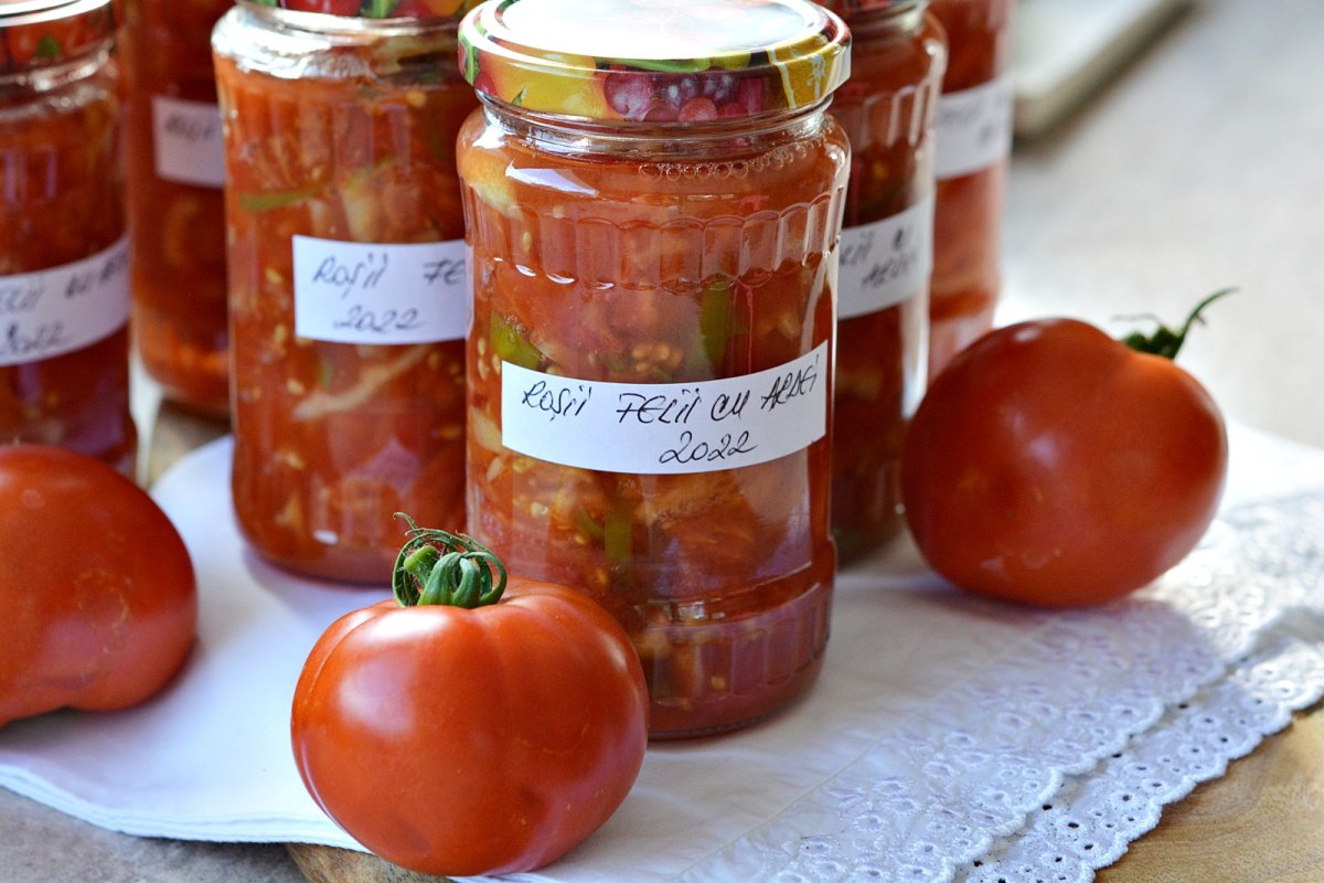 Rosii felii cu ardei la borcan. O conserva delicioasa care nu trebuie sa lipseasca din nicio camara