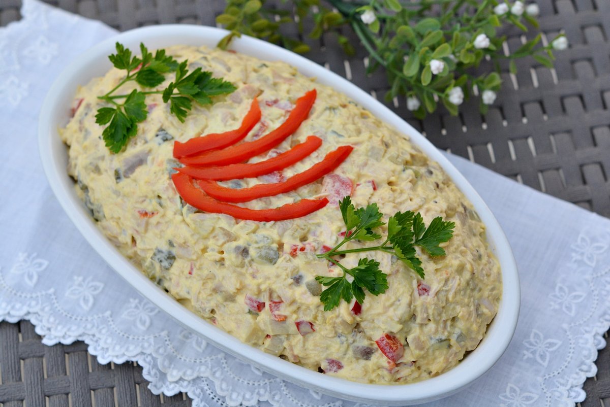 Salata de pui cu ciuperci si maioneza. Reteta usoara si gustoasa, perfecta pentru orice ocazie
