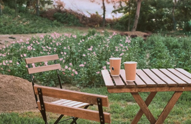 Cum să amenajezi un spațiu de luat masa într-o grădină mică