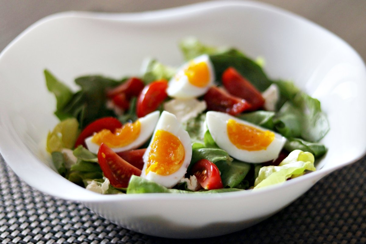 Salata de spanac cu oua si rosii. O alegere sanatoasa pentru orice masa