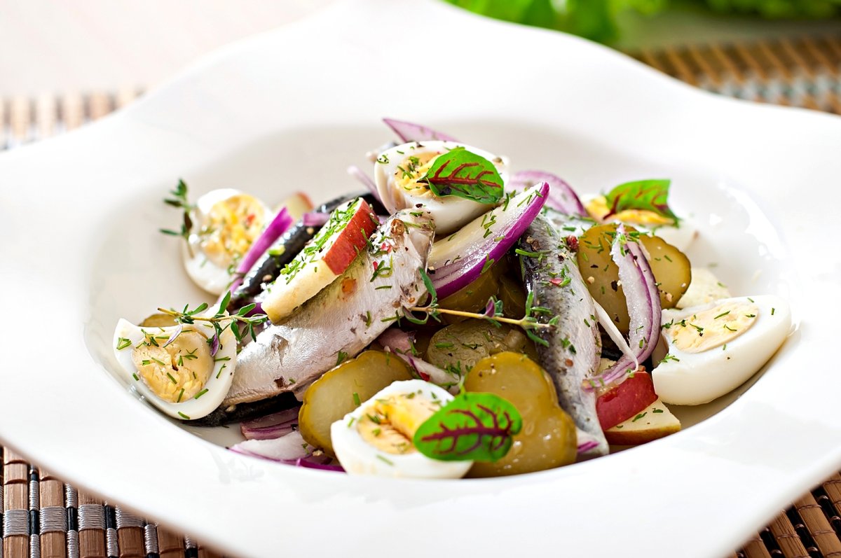 Salata de hering marinat, cu oua fierte si ceapa rosie - o reteta delicioasa si surprinzatoare