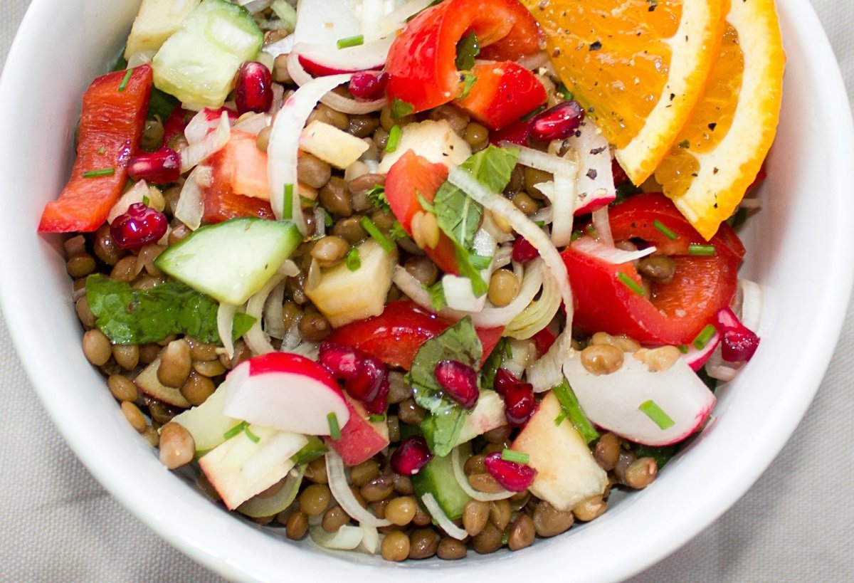 Salata de linte cu legume proaspete – reteta rapida, delicioasa si sanatoasa