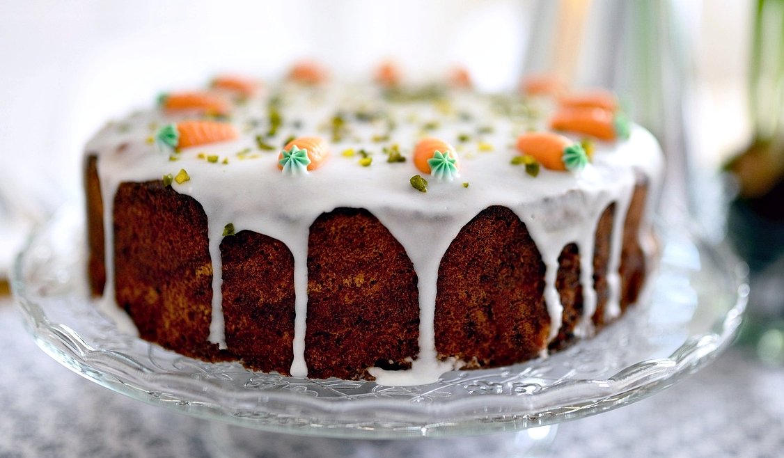 Reteta clasica de tort de morcovi cu glazura de branza – moale, aromat si usor de facut