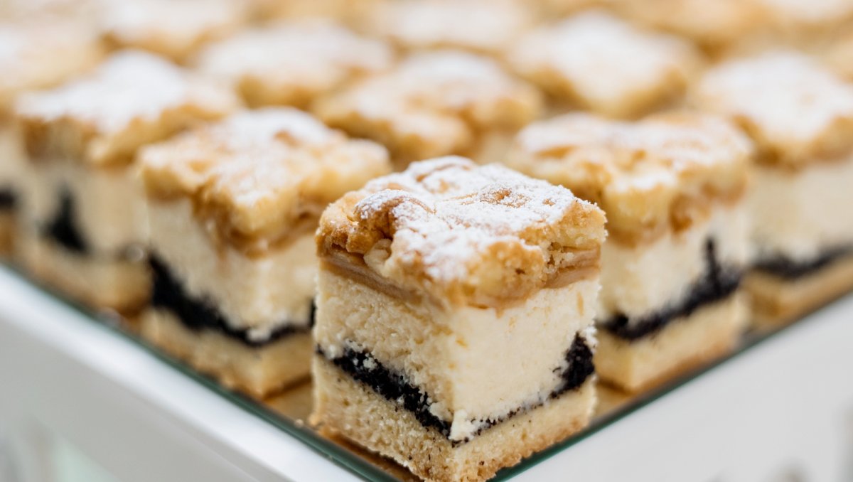 Prajitura cu aluat fraged, crema de mac si branza dulce – un desert de casa fraged si foarte gustos